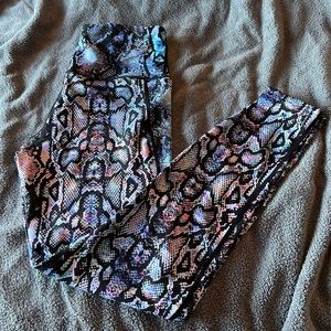 Snake print active leggings with pockets